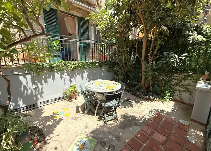Historical Center With Garden "The Beach And The Cliff" 4